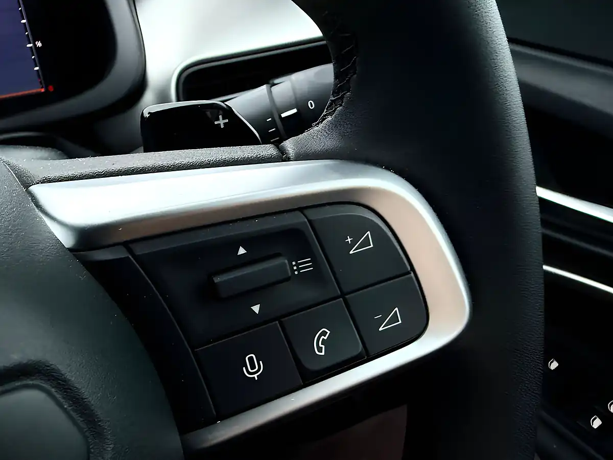 Used 2025 Jeep Avenger Summit Red - Interior and Exterior details 16