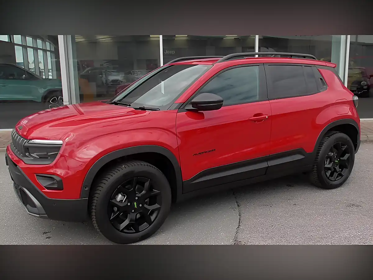 Used 2025 Jeep Avenger Upland Red - Front View