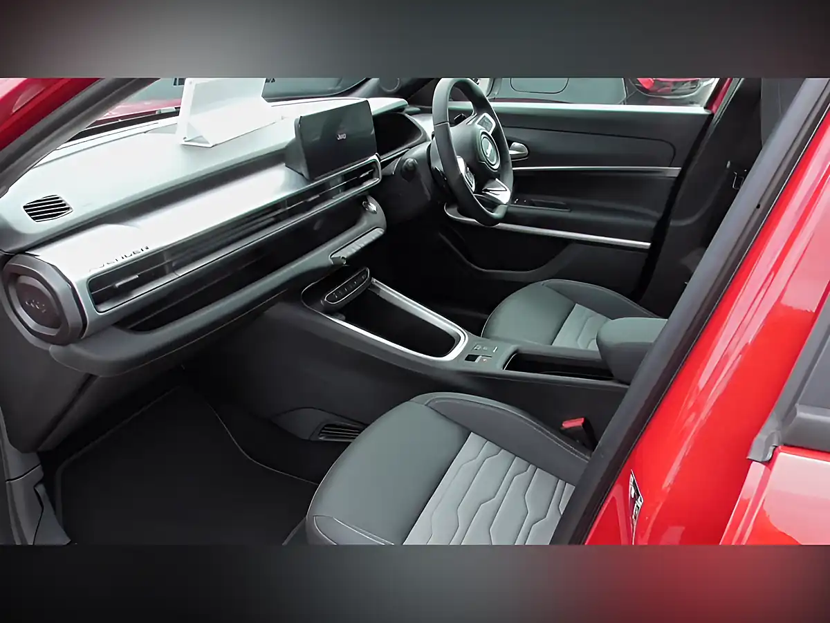 Used 2025 Jeep Avenger Upland Red - Interior and Exterior details 6