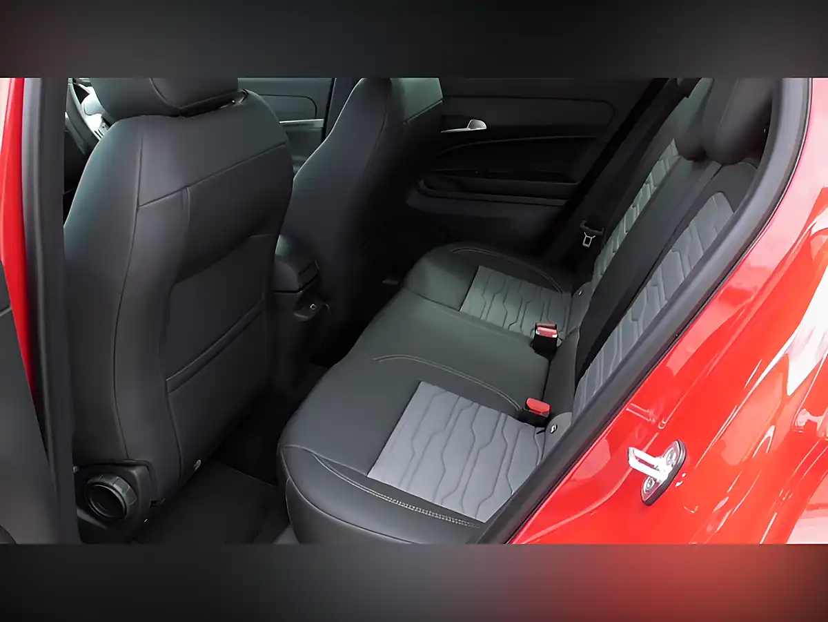 Used 2025 Jeep Avenger Upland Red - Interior and Exterior details 8