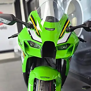 Used 2025 Kawasaki Ninja ZX-10R Super Sports Green - Interior and Exterior details 10