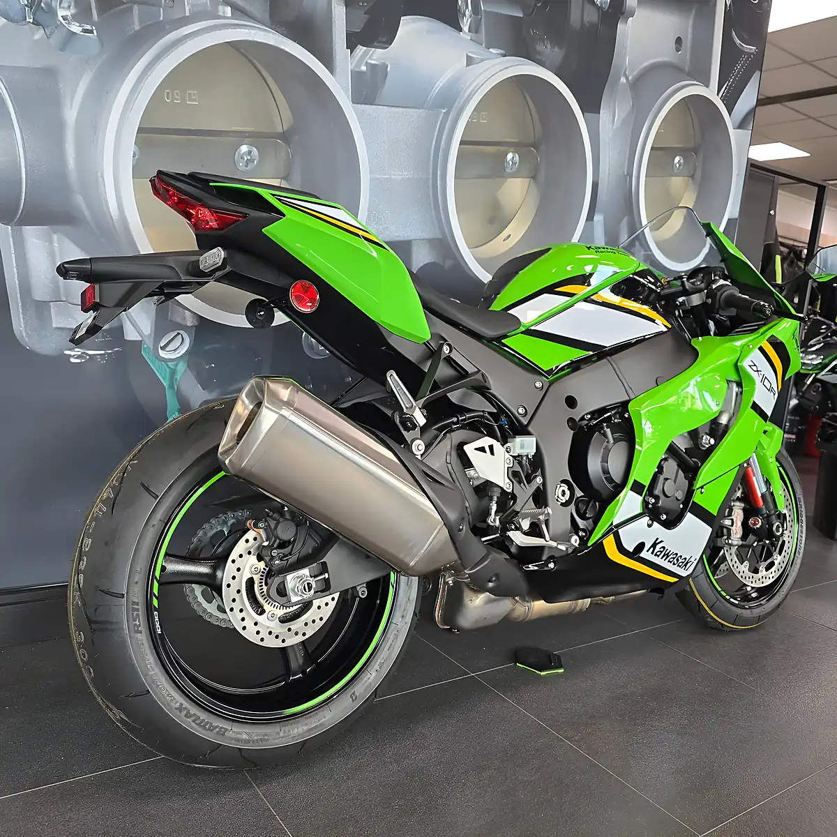 Used 2025 Kawasaki Ninja ZX-10R Super Sports Green - Interior and Exterior details 2