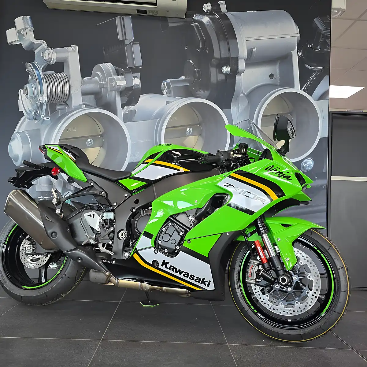 Used 2025 Kawasaki Ninja ZX-10R Super Sports Green - Interior and Exterior details 8
