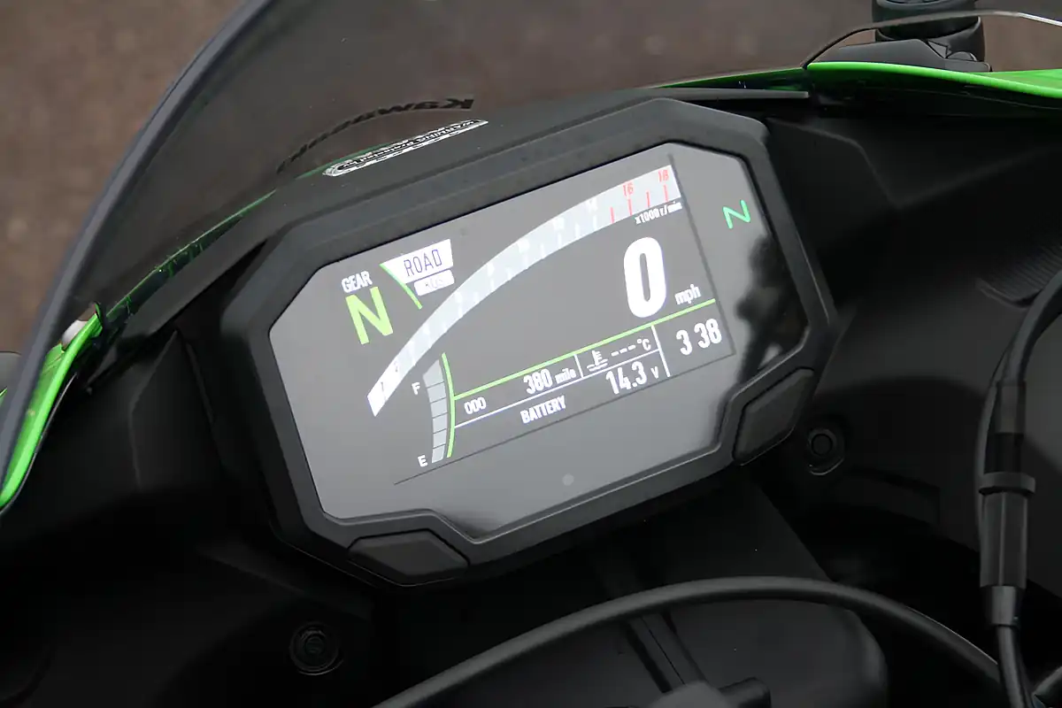 Used 2025 Kawasaki Ninja ZX-6R Ex-Demo Green/Black/White - Interior and Exterior details 10