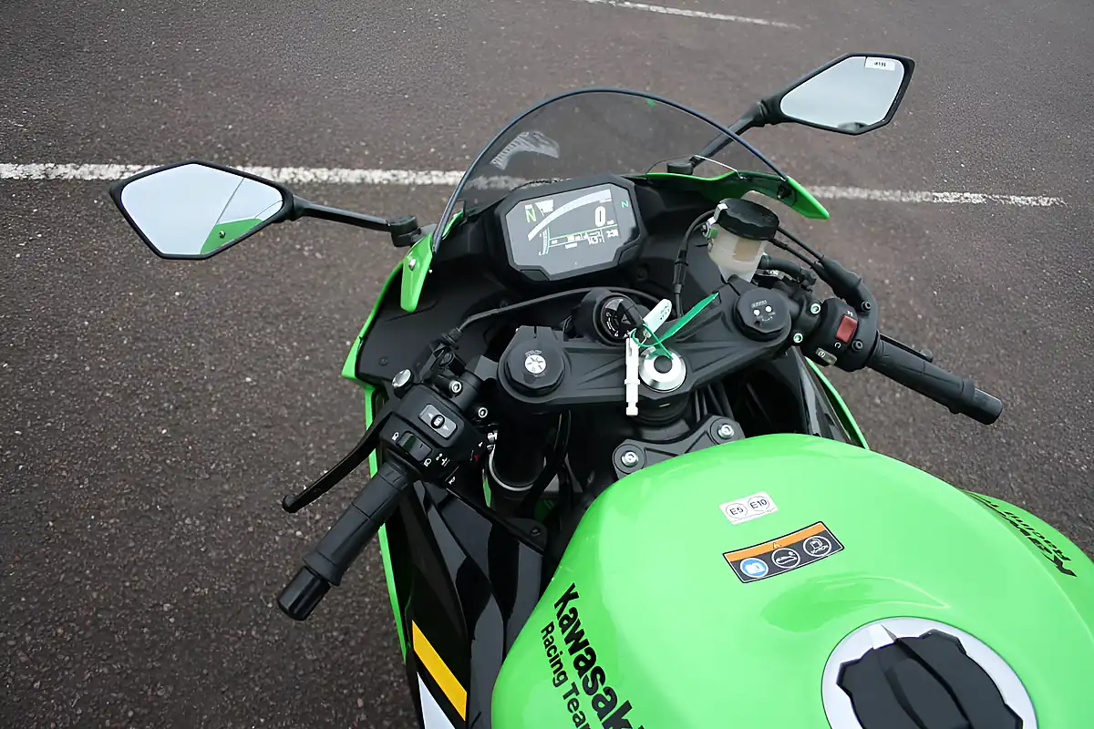 Used 2025 Kawasaki Ninja ZX-6R Ex-Demo Green/Black/White - Interior and Exterior details 11