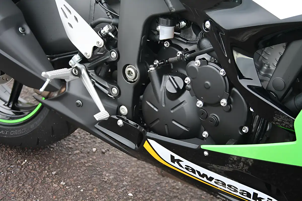Used 2025 Kawasaki Ninja ZX-6R Ex-Demo Green/Black/White - Interior and Exterior details 13