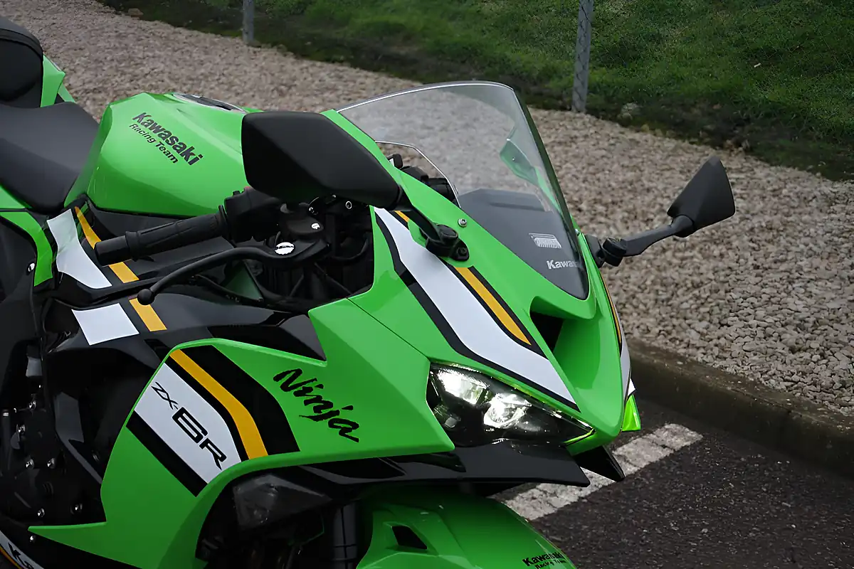 Used 2025 Kawasaki Ninja ZX-6R Ex-Demo Green/Black/White - Interior and Exterior details 14