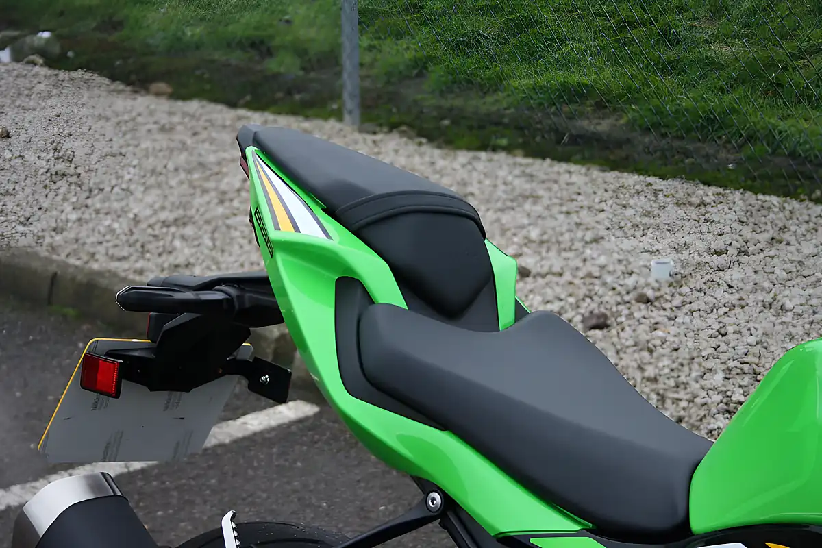 Used 2025 Kawasaki Ninja ZX-6R Ex-Demo Green/Black/White - Interior and Exterior details 16