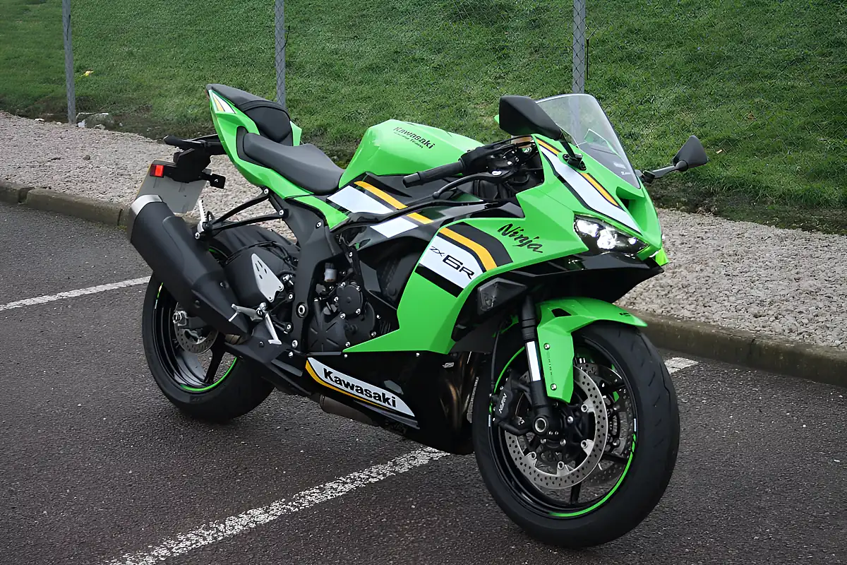 Used 2025 Kawasaki Ninja ZX-6R Ex-Demo Green/Black/White - Interior and Exterior details 3