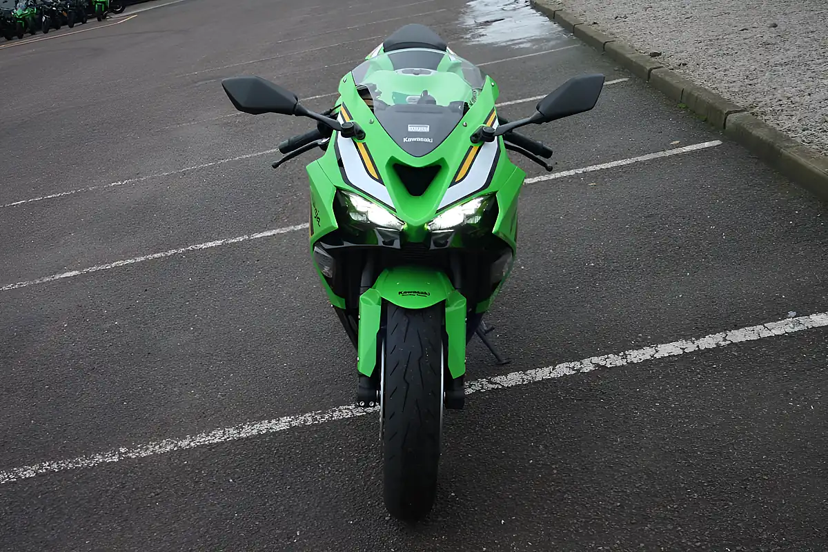 Used 2025 Kawasaki Ninja ZX-6R Ex-Demo Green/Black/White - Interior and Exterior details 4