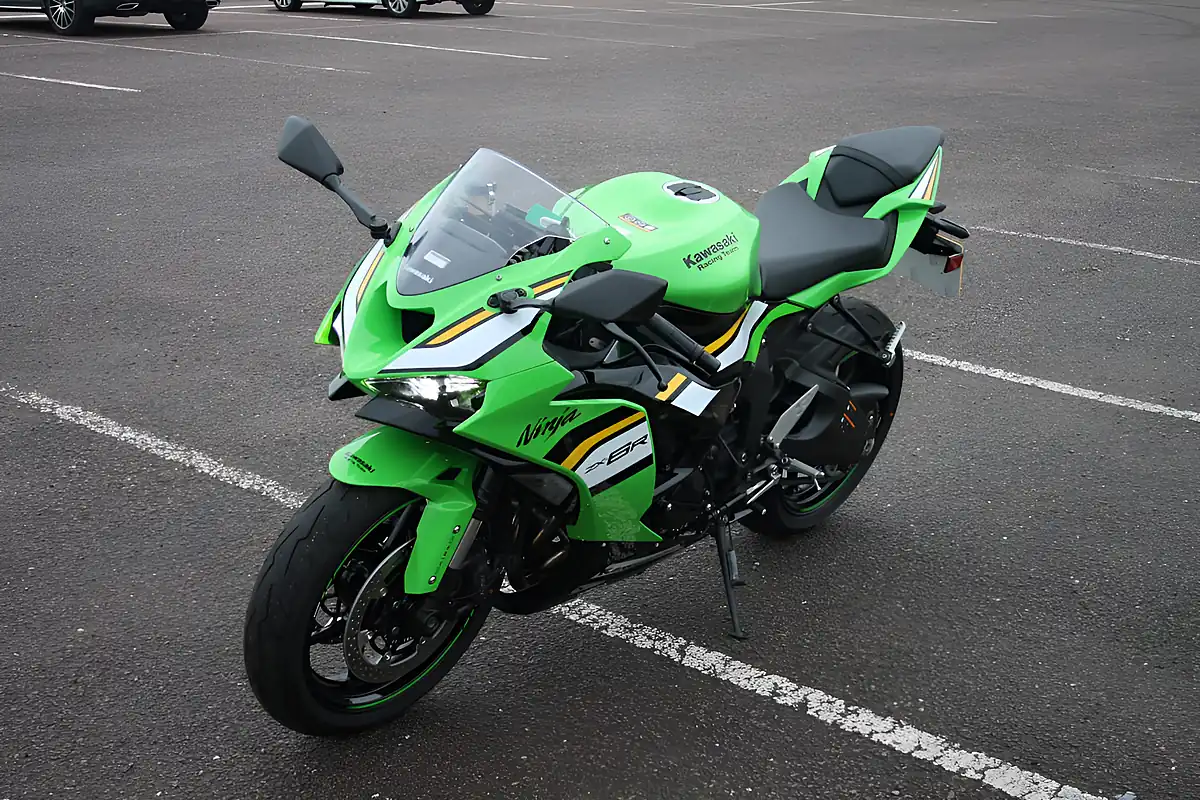Used 2025 Kawasaki Ninja ZX-6R Ex-Demo Green/Black/White - Interior and Exterior details 5