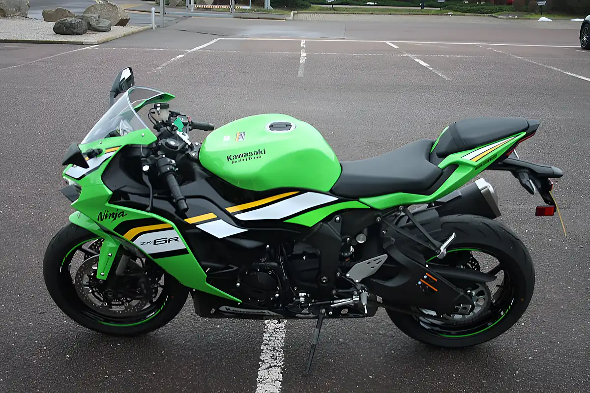 Used 2025 Kawasaki Ninja ZX-6R Ex-Demo Green/Black/White - Interior and Exterior details 6
