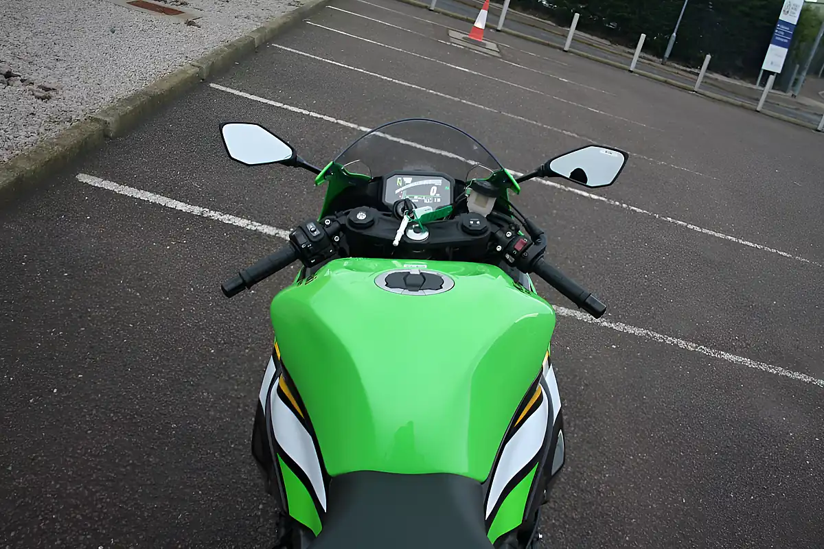Used 2025 Kawasaki Ninja ZX-6R Ex-Demo Green/Black/White - Interior and Exterior details 9
