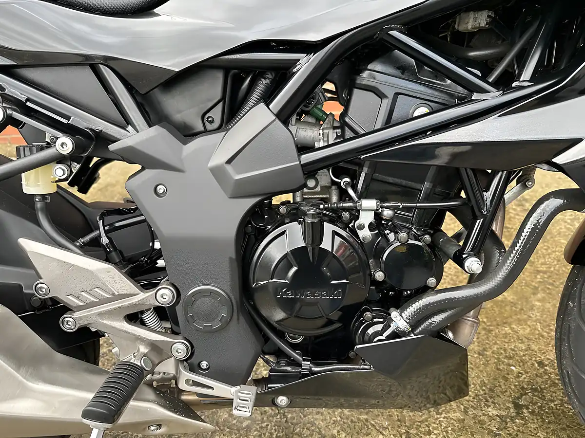Used 2025 Kawasaki Z125 Br Green - Interior and Exterior details 12