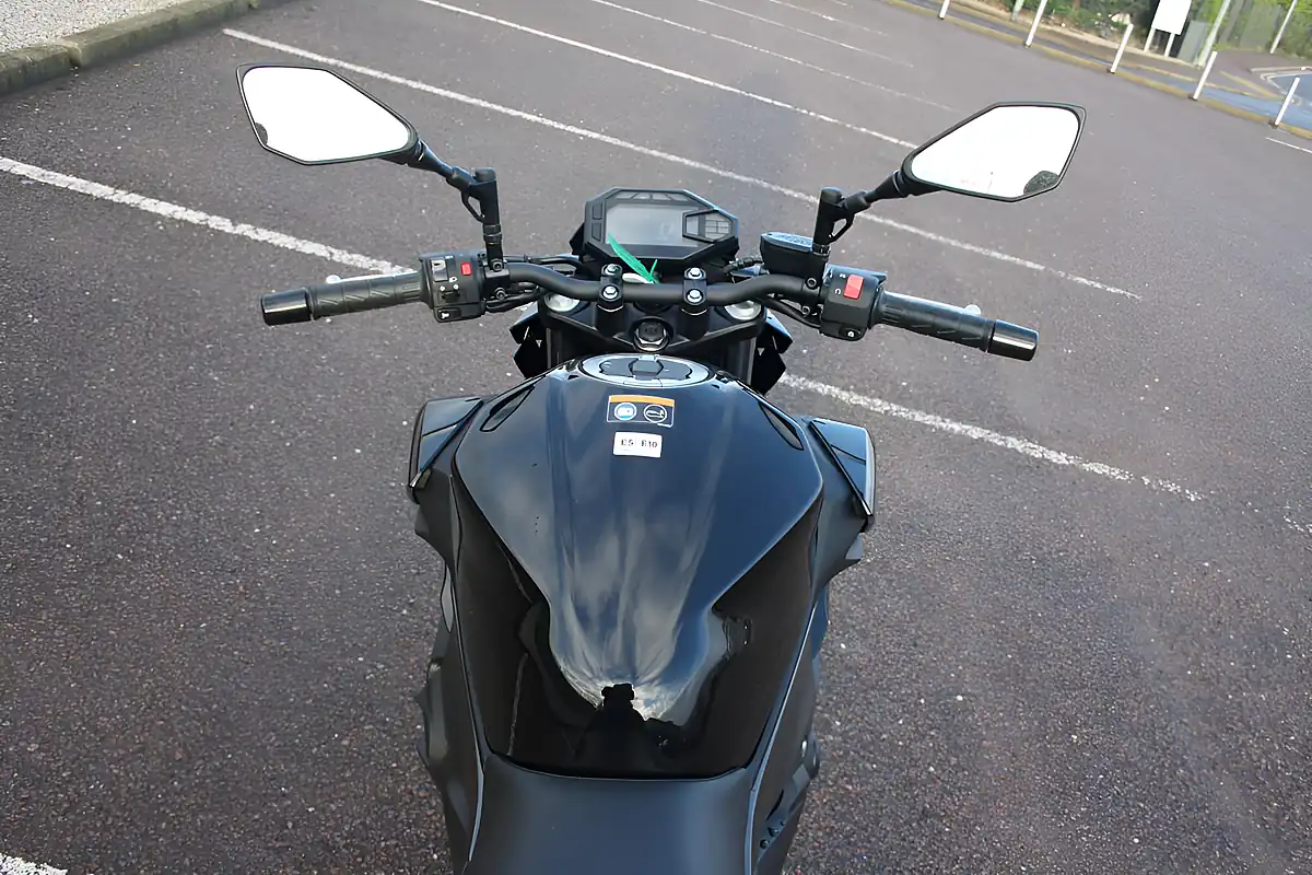 Used 2025 Kawasaki Z500 Black/Grey - Interior and Exterior details 11