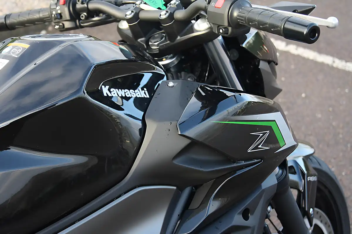 Used 2025 Kawasaki Z500 Black/Grey - Interior and Exterior details 13
