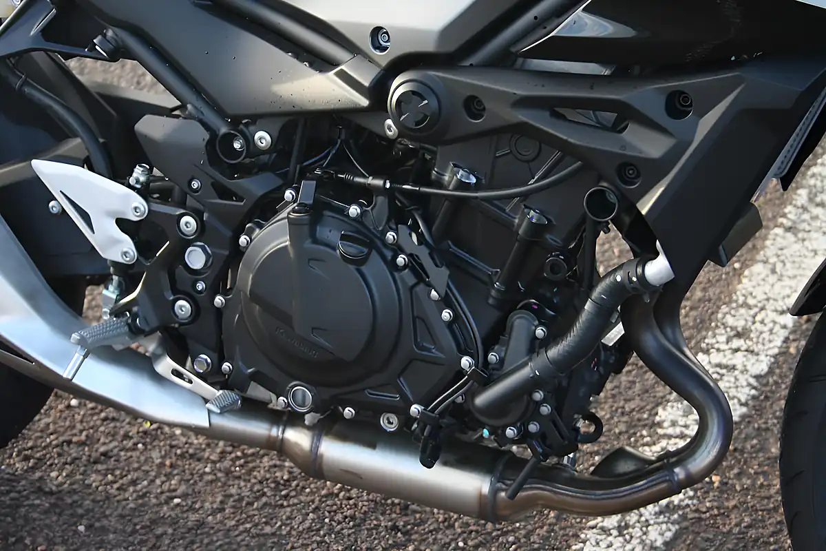 Used 2025 Kawasaki Z500 Black/Grey - Interior and Exterior details 16