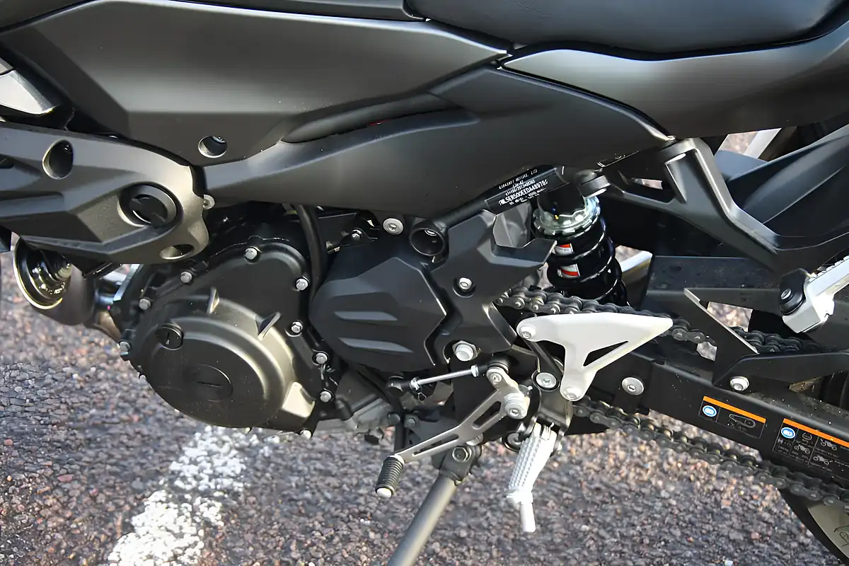 Used 2025 Kawasaki Z500 Black/Grey - Interior and Exterior details 17