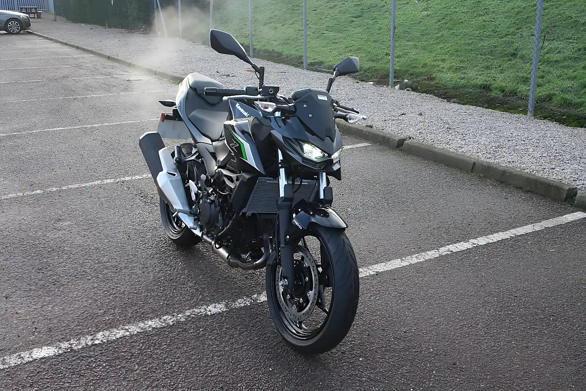 Used 2025 Kawasaki Z500 Black/Grey - Interior and Exterior details 4