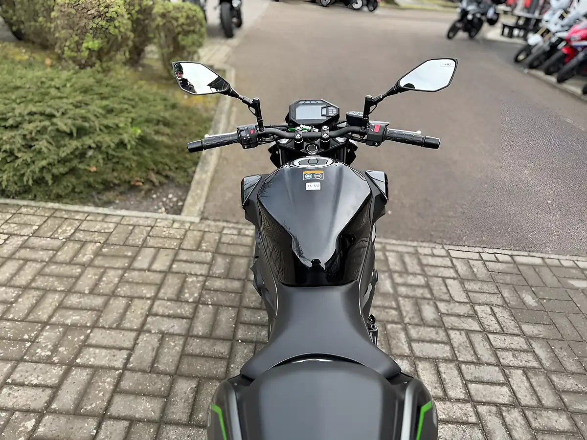 Used 2025 Kawasaki Z500 S Black/Grey - Interior and Exterior details 10