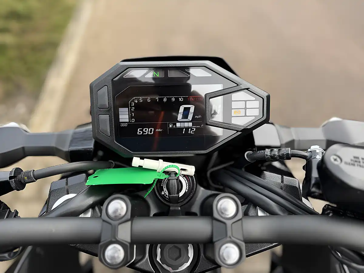 Used 2025 Kawasaki Z500 S Black/Grey - Interior and Exterior details 11