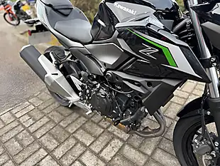 Used 2025 Kawasaki Z500 S Black/Grey - Interior and Exterior details 12
