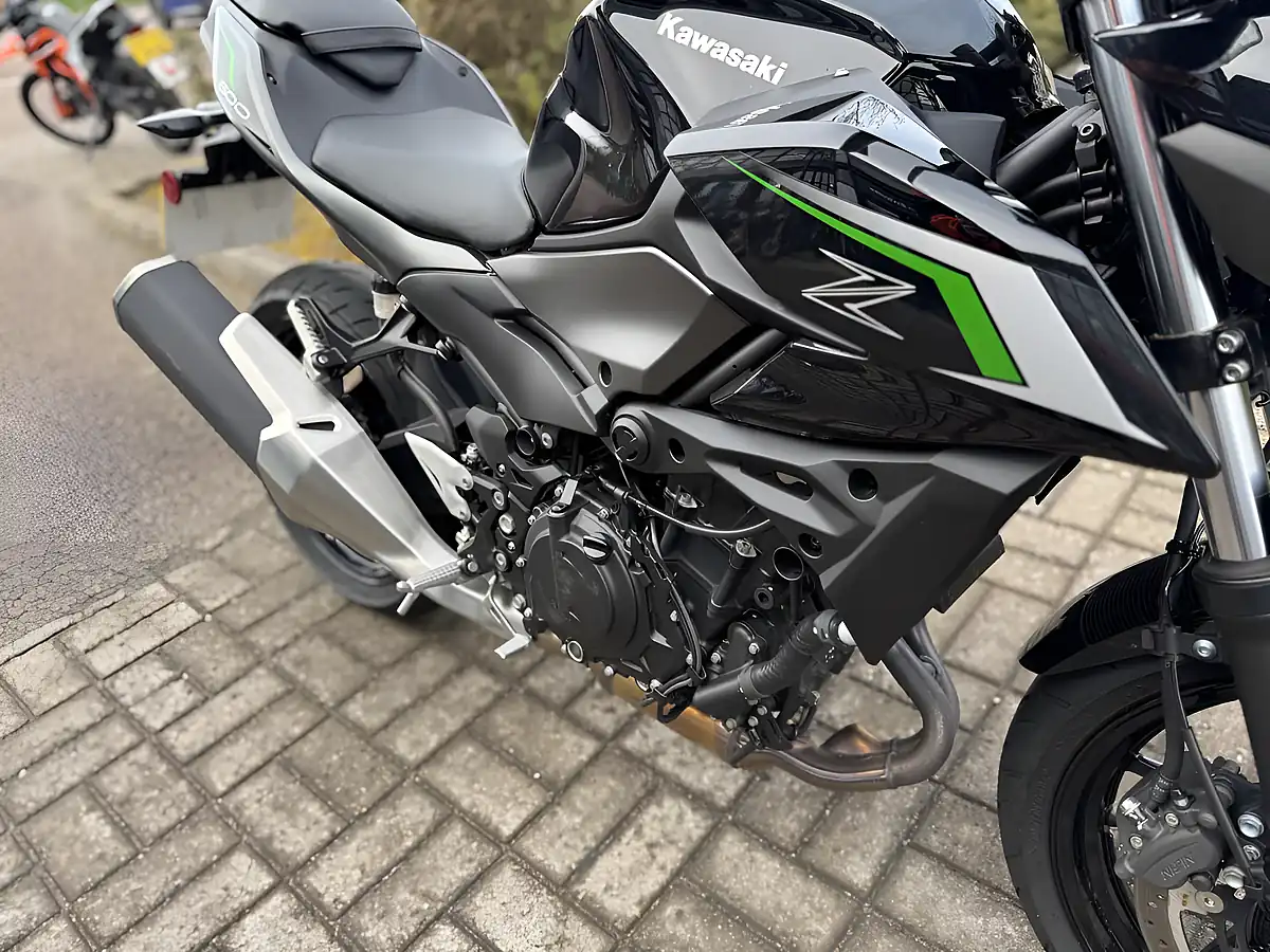 Used 2025 Kawasaki Z500 S Black/Grey - Interior and Exterior details 12