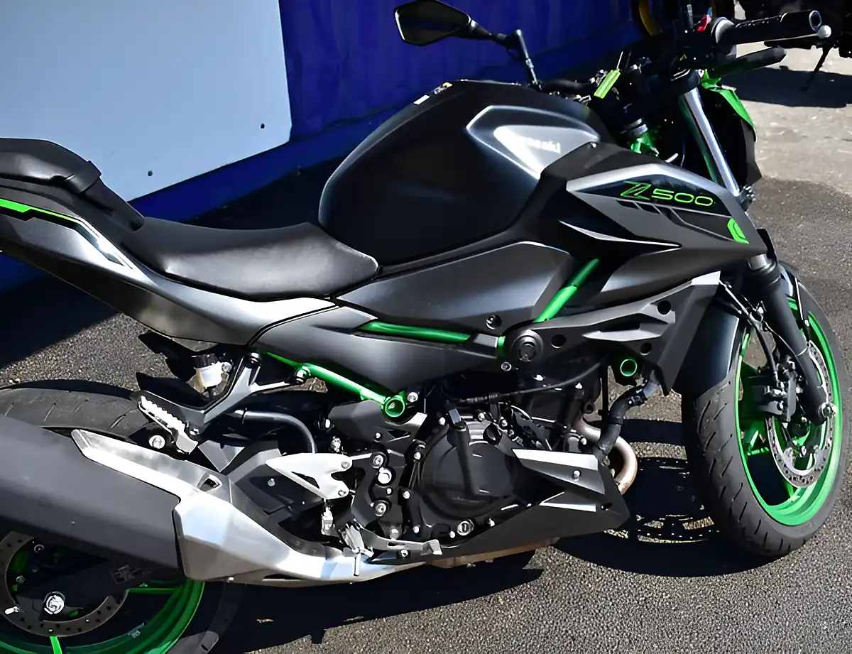 Used 2025 Kawasaki Z500 Se Green - Interior and Exterior details 17