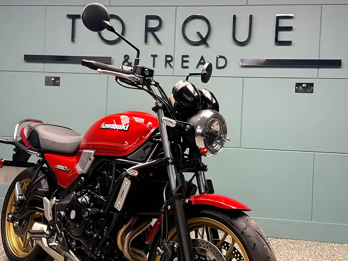 Used 2025 Kawasaki Z650RS Modern Classic Red - Interior and Exterior details 10