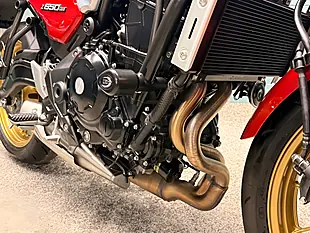 Used 2025 Kawasaki Z650RS Modern Classic Red - Interior and Exterior details 12