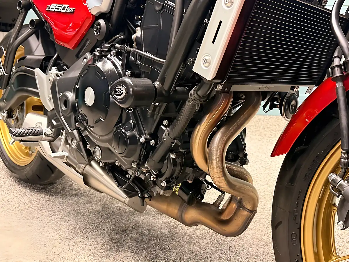 Used 2025 Kawasaki Z650RS Modern Classic Red - Interior and Exterior details 12