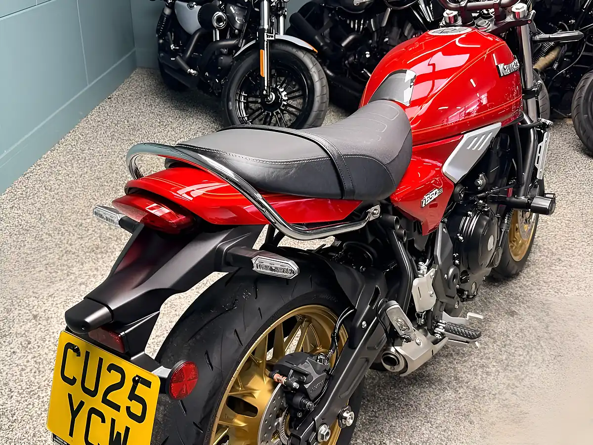 Used 2025 Kawasaki Z650RS Modern Classic Red - Interior and Exterior details 14