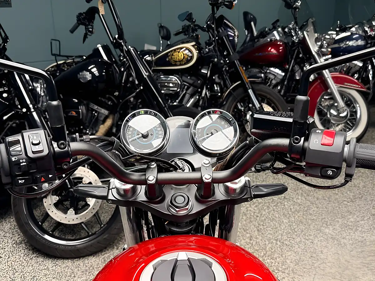 Used 2025 Kawasaki Z650RS Modern Classic Red - Interior and Exterior details 15