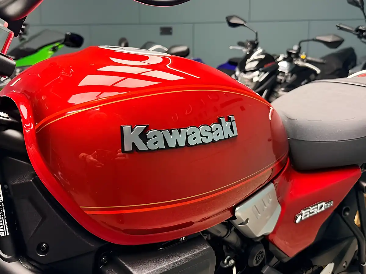 Used 2025 Kawasaki Z650RS Modern Classic Red - Interior and Exterior details 17