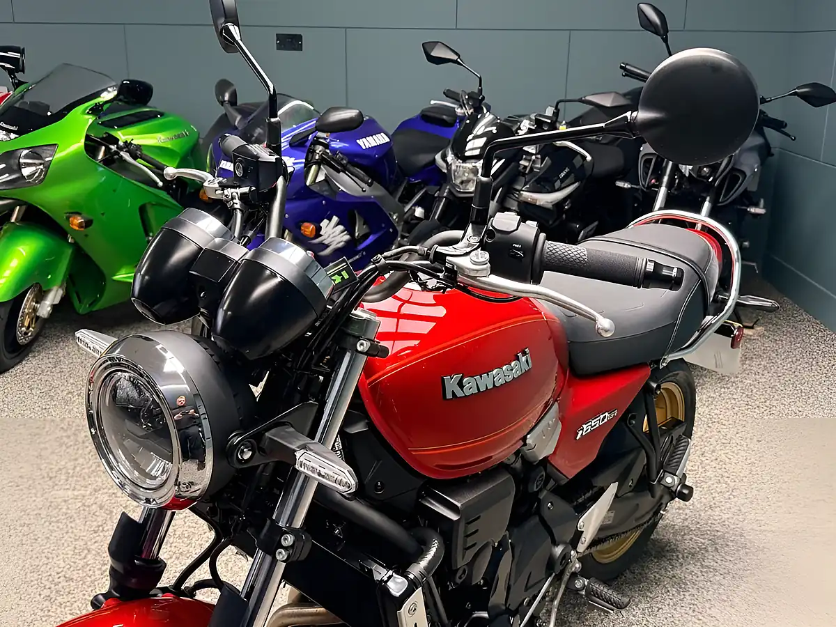 Used 2025 Kawasaki Z650RS Modern Classic Red - Interior and Exterior details 18