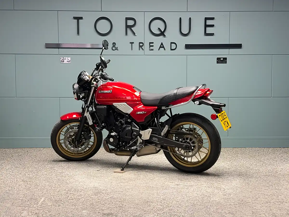Used 2025 Kawasaki Z650RS Modern Classic Red - Interior and Exterior details 7