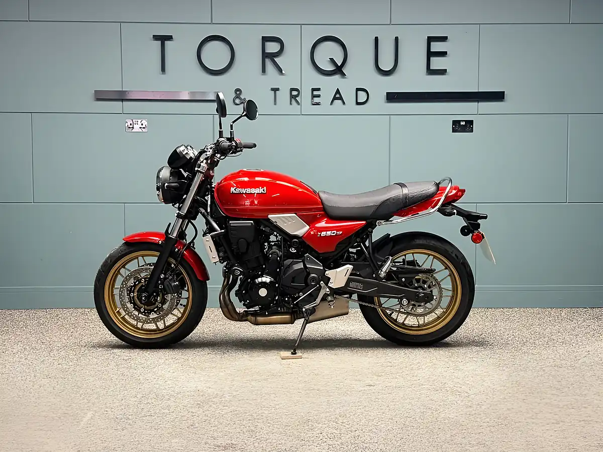 Used 2025 Kawasaki Z650RS Modern Classic Red - Interior and Exterior details 8