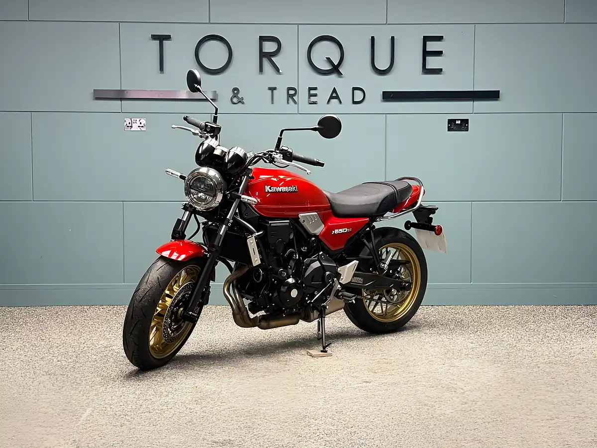 Used 2025 Kawasaki Z650RS Modern Classic Red - Interior and Exterior details 9