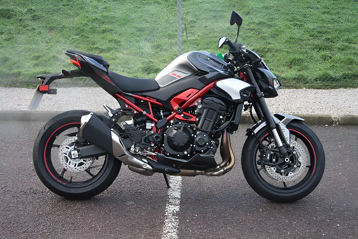 Used 2025 Kawasaki Z900 Grey/Silver/Red - Front View
