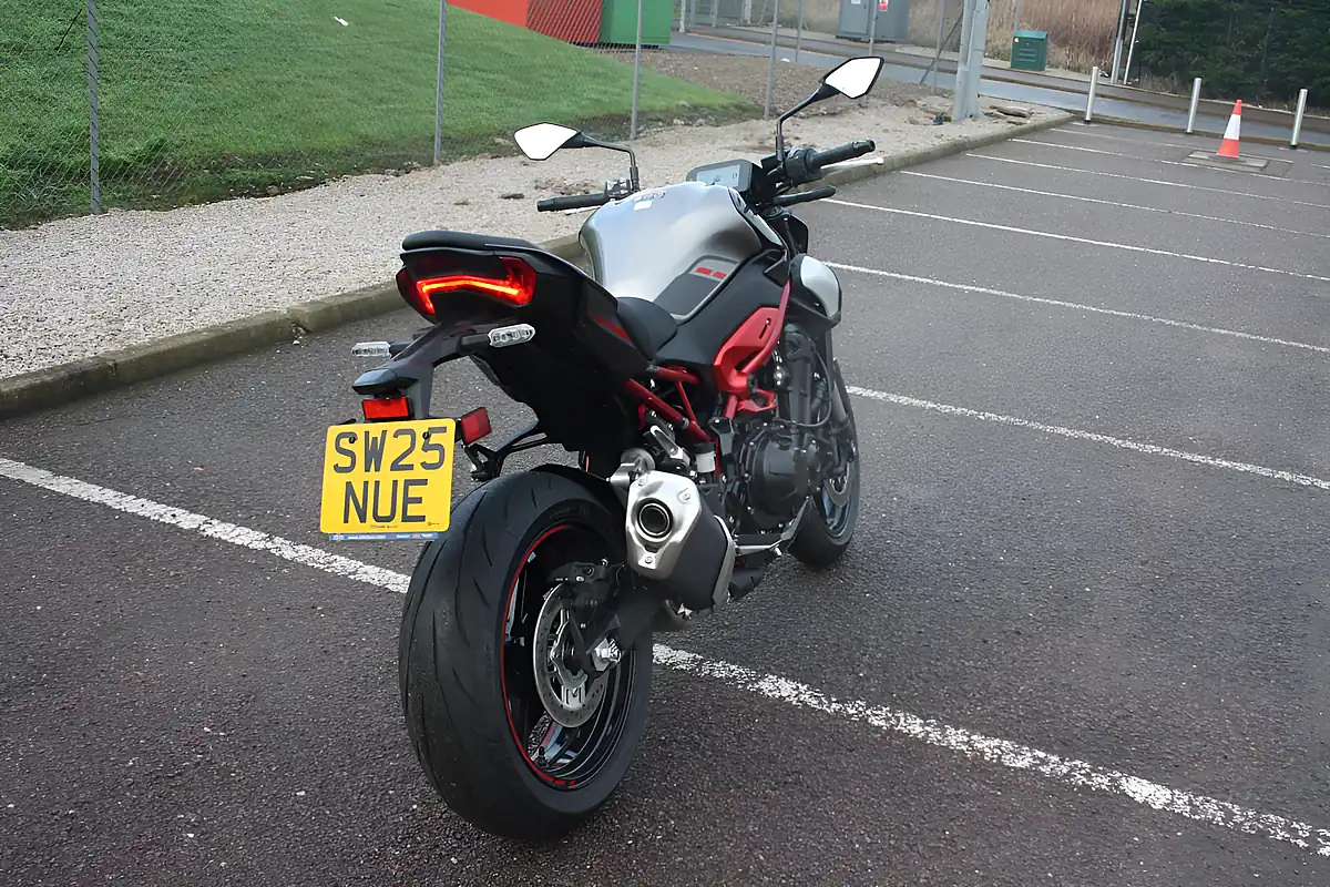 Used 2025 Kawasaki Z900 Grey/Silver/Red - Interior and Exterior details 10