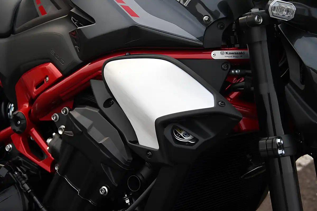 Used 2025 Kawasaki Z900 Grey/Silver/Red - Interior and Exterior details 13
