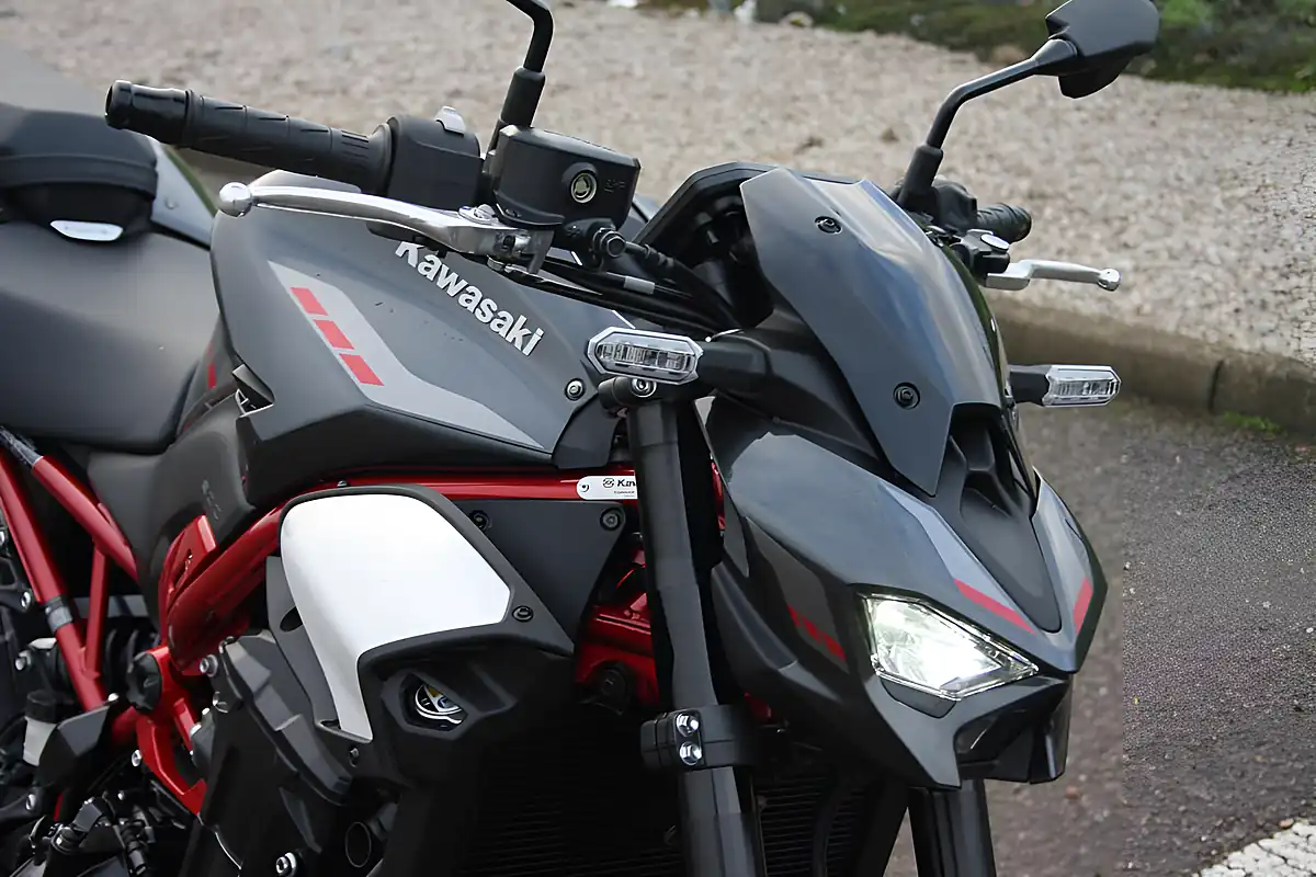 Used 2025 Kawasaki Z900 Grey/Silver/Red - Interior and Exterior details 16