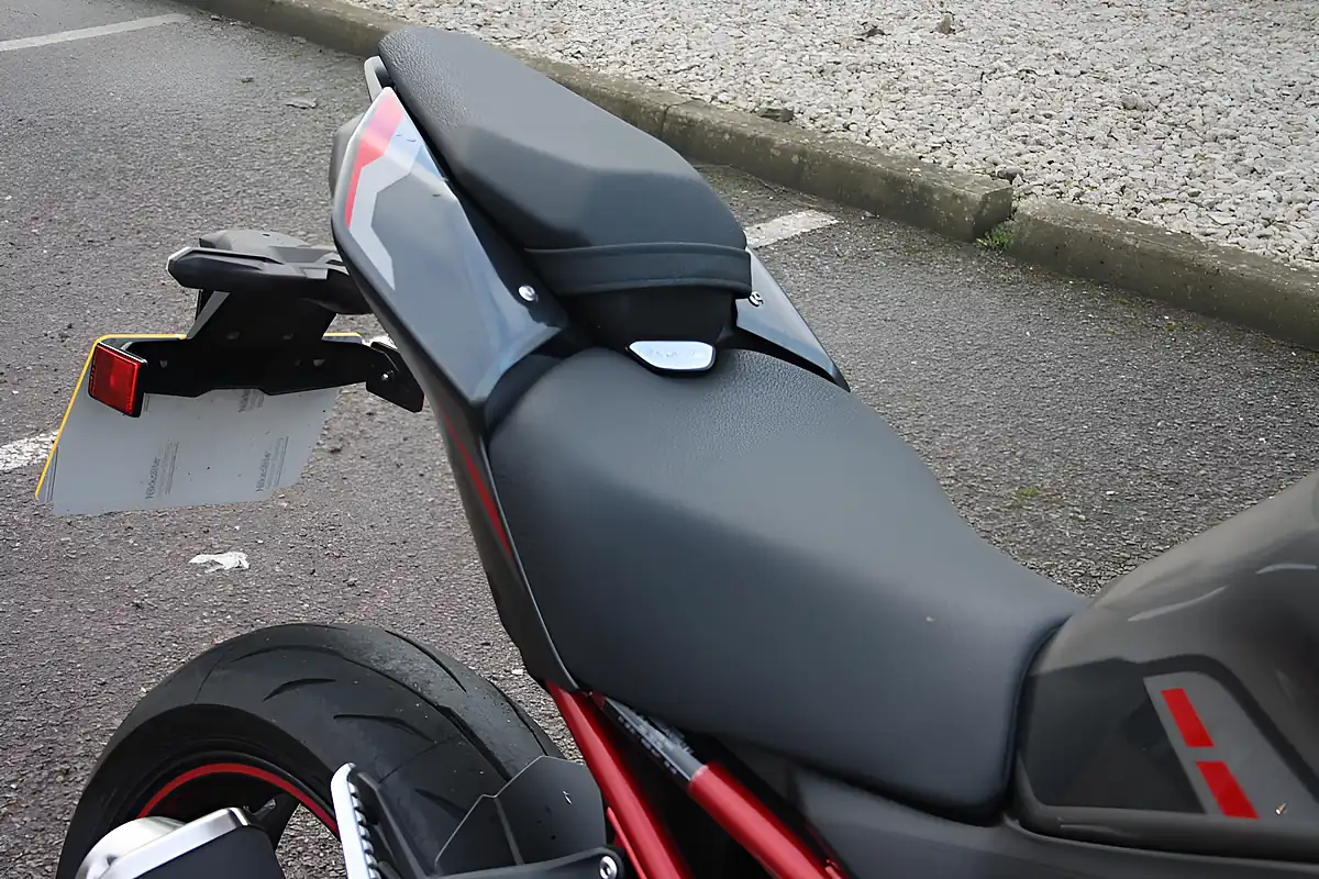 Used 2025 Kawasaki Z900 Grey/Silver/Red - Interior and Exterior details 17