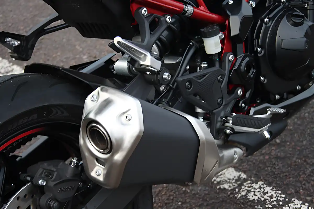 Used 2025 Kawasaki Z900 Grey/Silver/Red - Interior and Exterior details 18