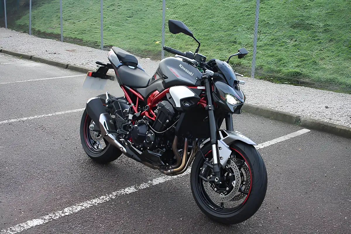 Used 2025 Kawasaki Z900 Grey/Silver/Red - Interior and Exterior details 3