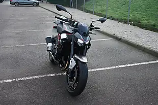 Used 2025 Kawasaki Z900 Grey/Silver/Red - Interior and Exterior details 4