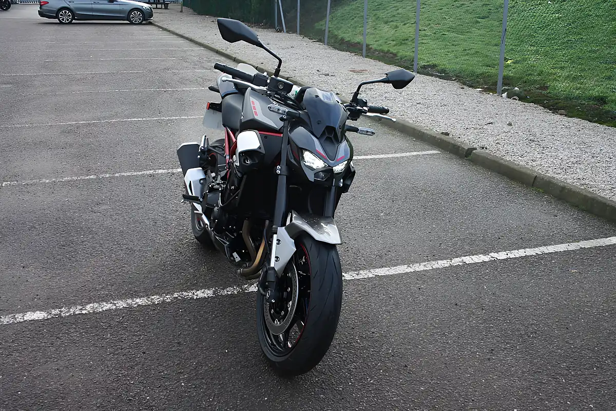 Used 2025 Kawasaki Z900 Grey/Silver/Red - Interior and Exterior details 4