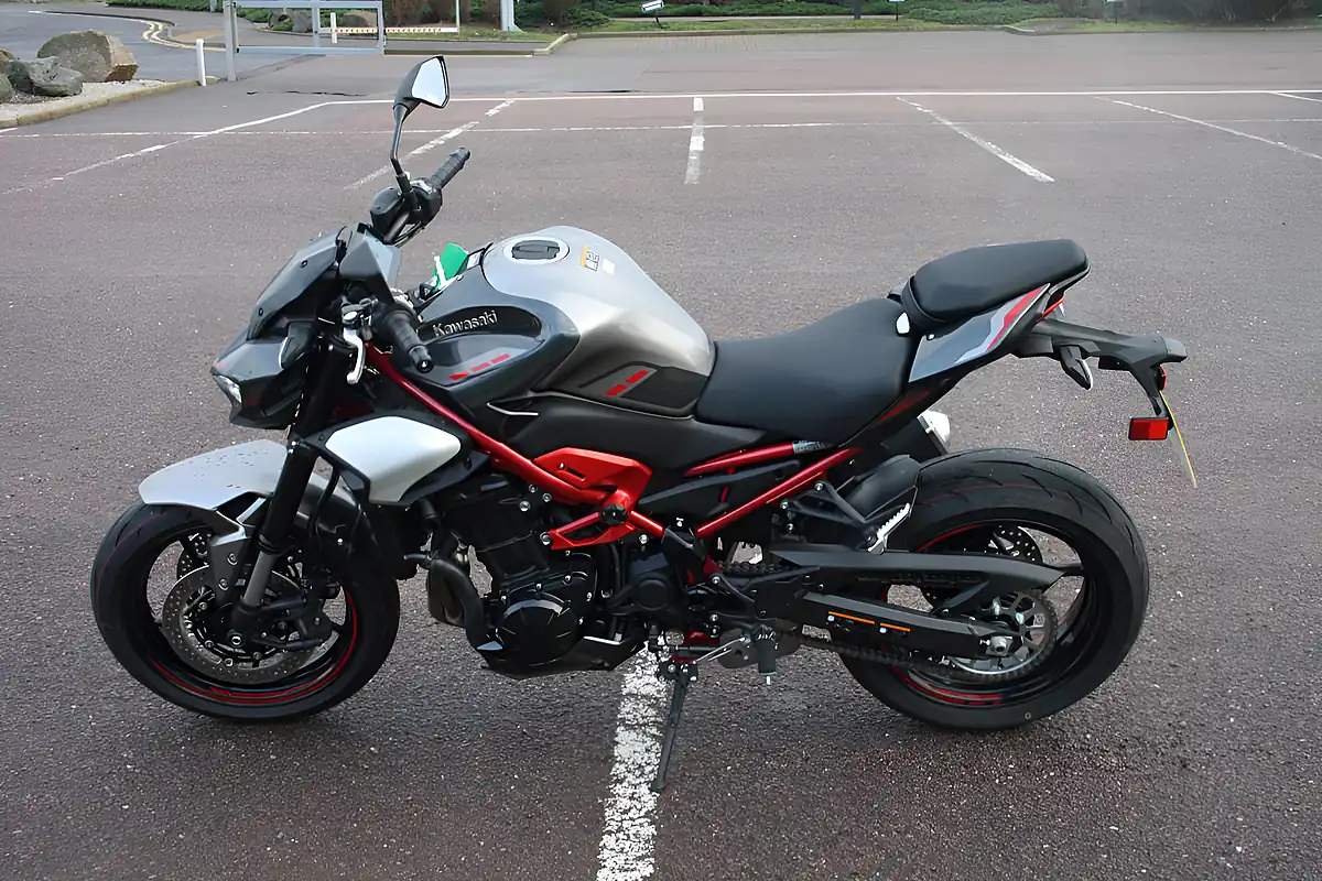 Used 2025 Kawasaki Z900 Grey/Silver/Red - Interior and Exterior details 7