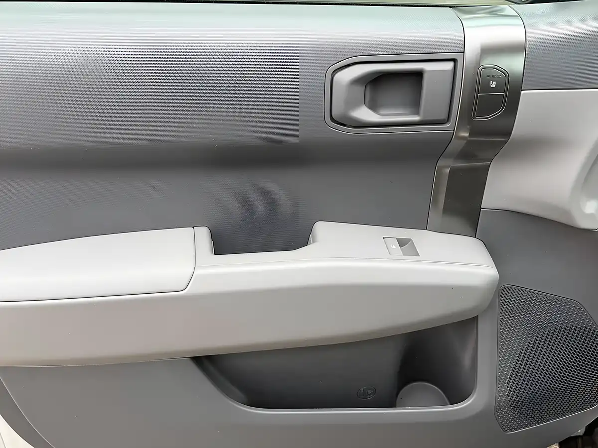 Used 2025 Kia EV3 Air Silver - Interior and Exterior details 15