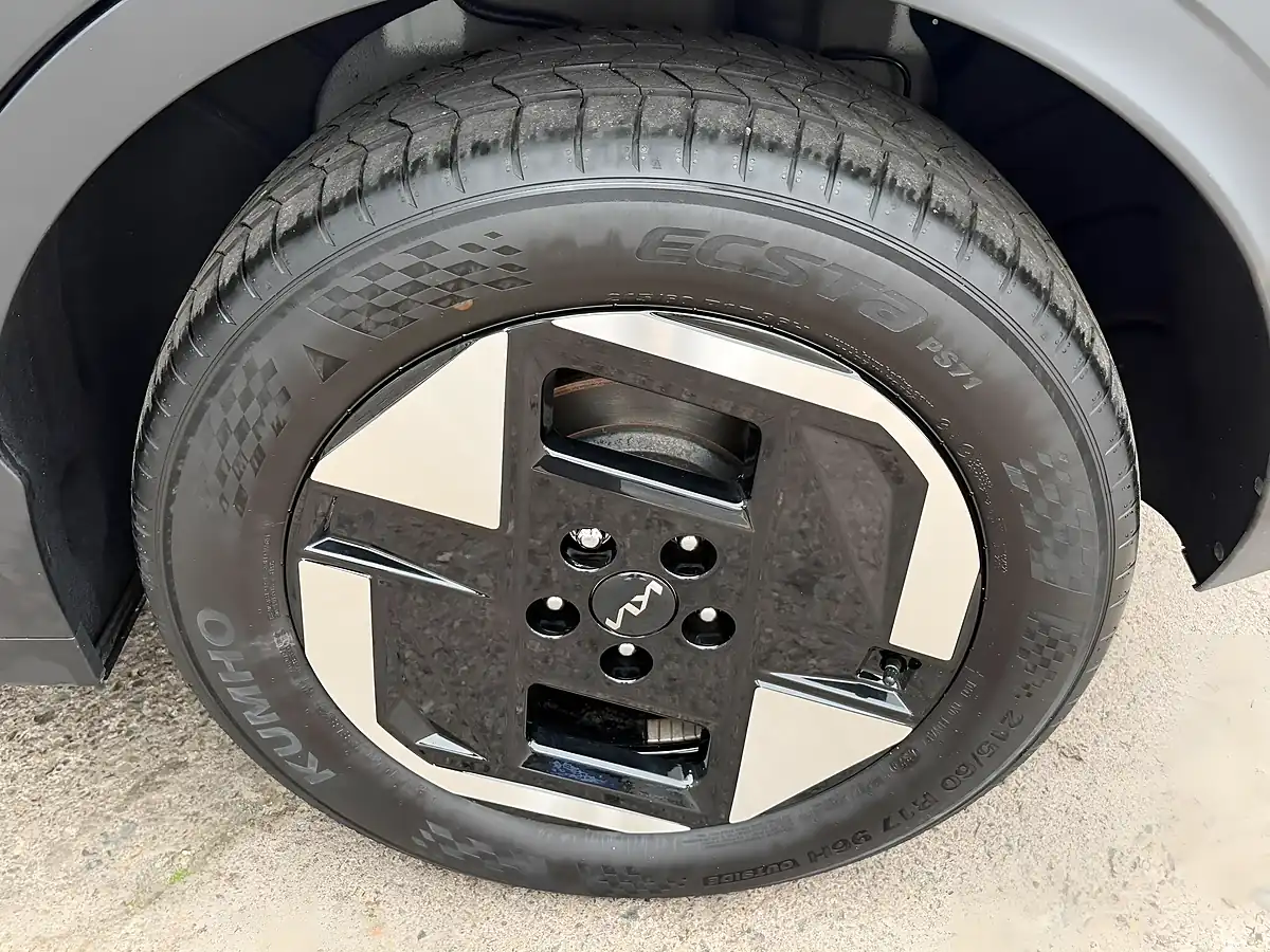 Used 2025 Kia EV3 Air Silver - Interior and Exterior details 16